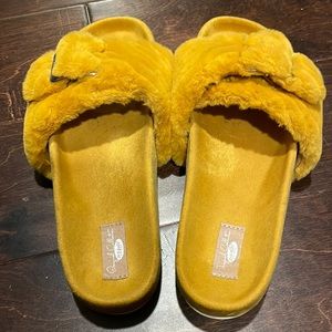 Dr. Scholl’s OG Faux Fur Women’s Mustard Yellow Slides/Sz:7 like new worn 1x
